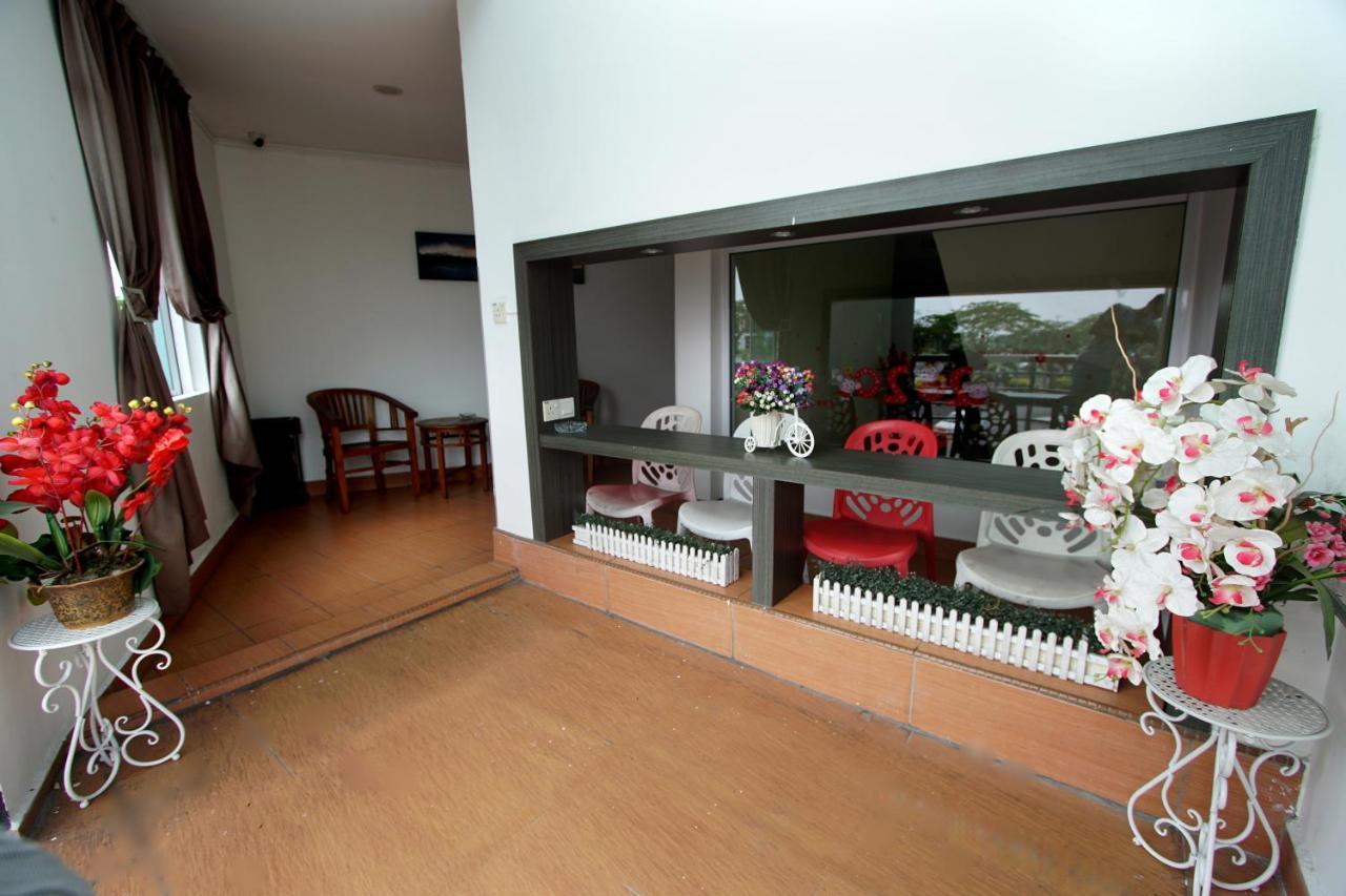 Pavilion Hotel 2*